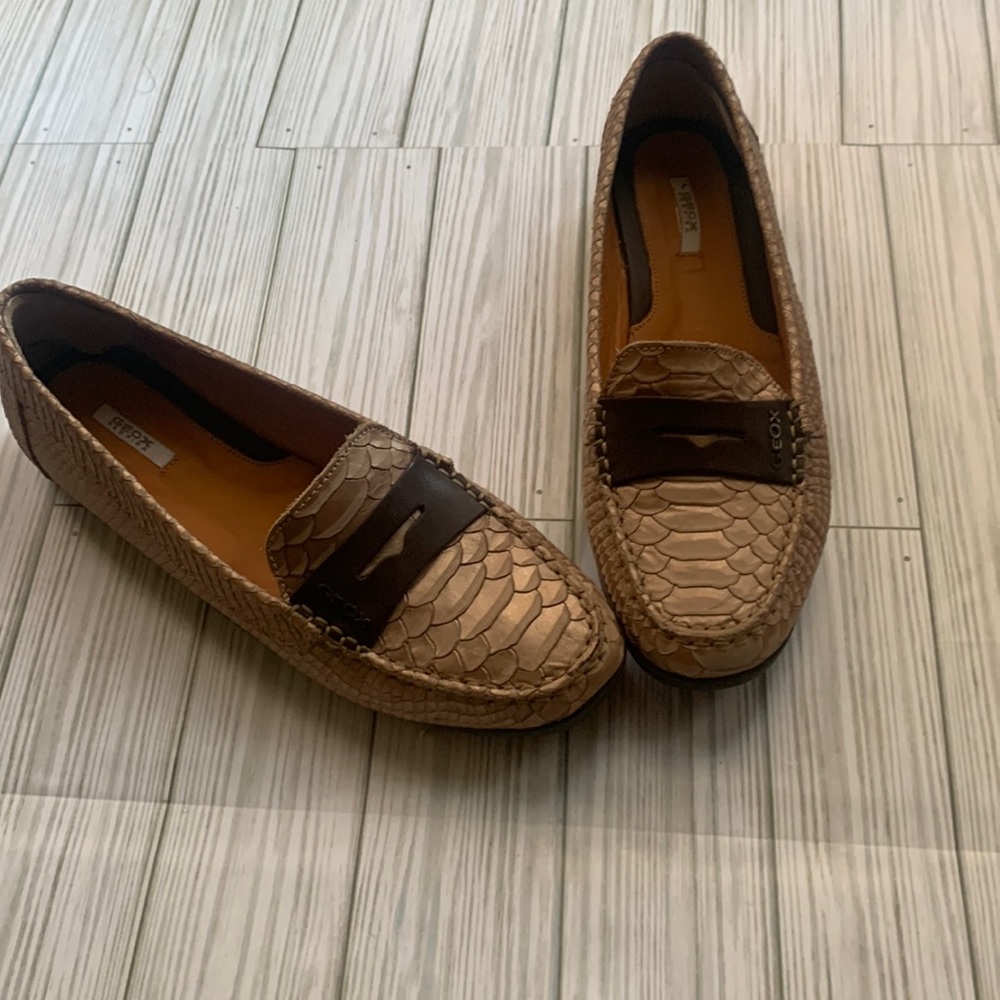 Comfy snake print loafer